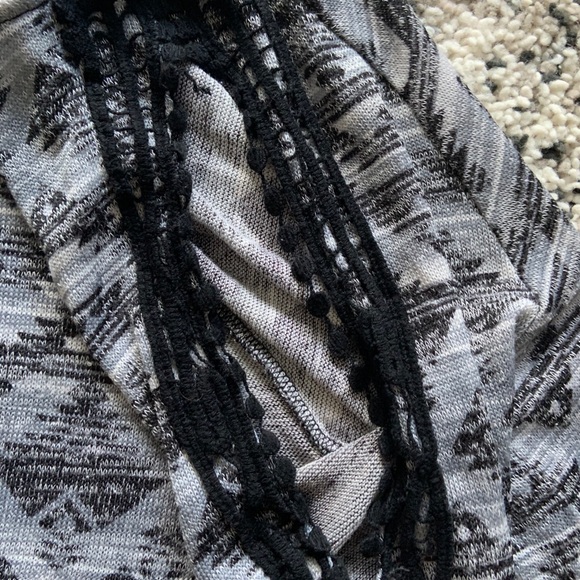 Cold shoulder top - Picture 2 of 3